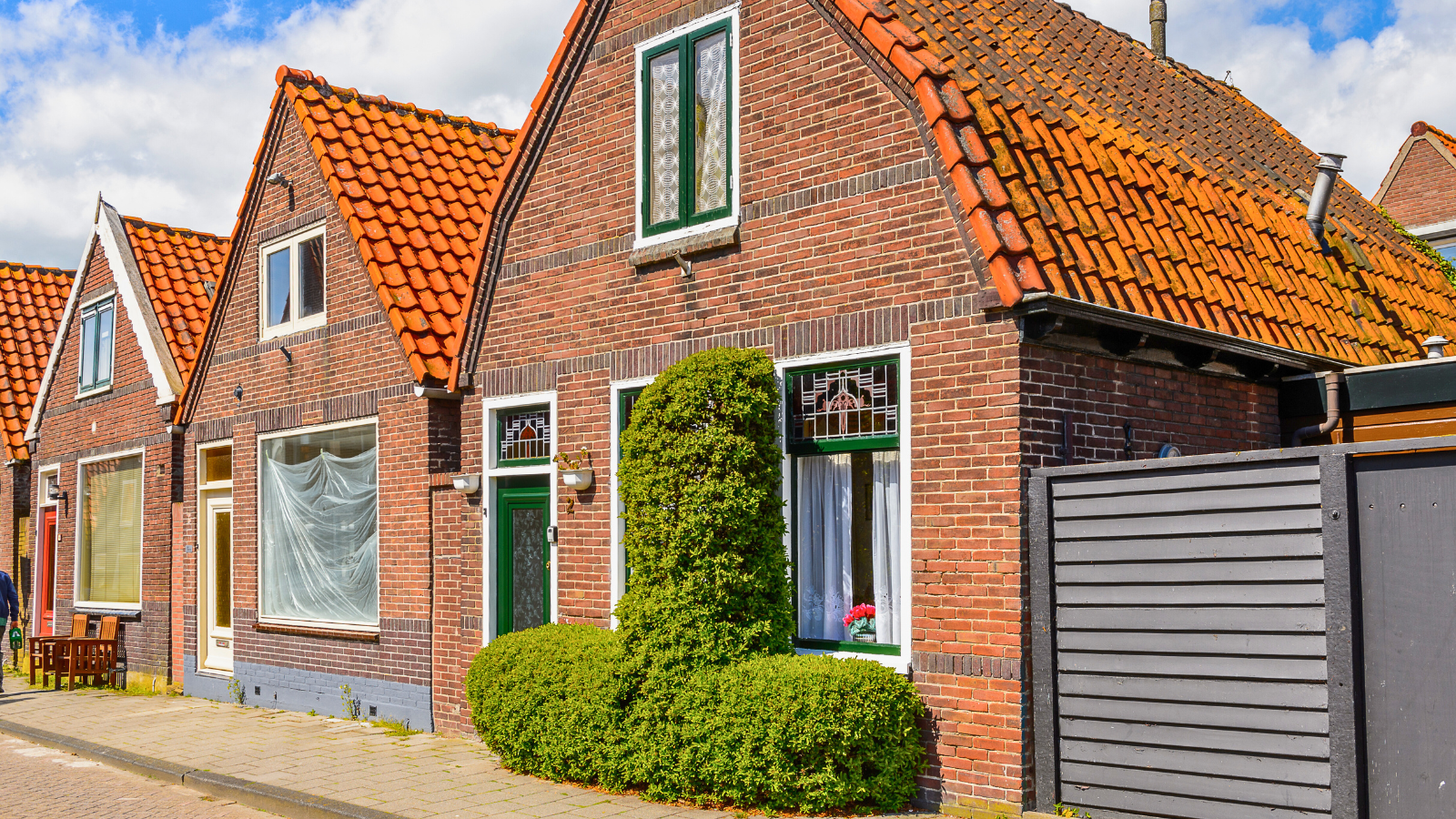 Typische Nederlandse huizenwijk als voorbeeld van hypotheekmarkt in beweging