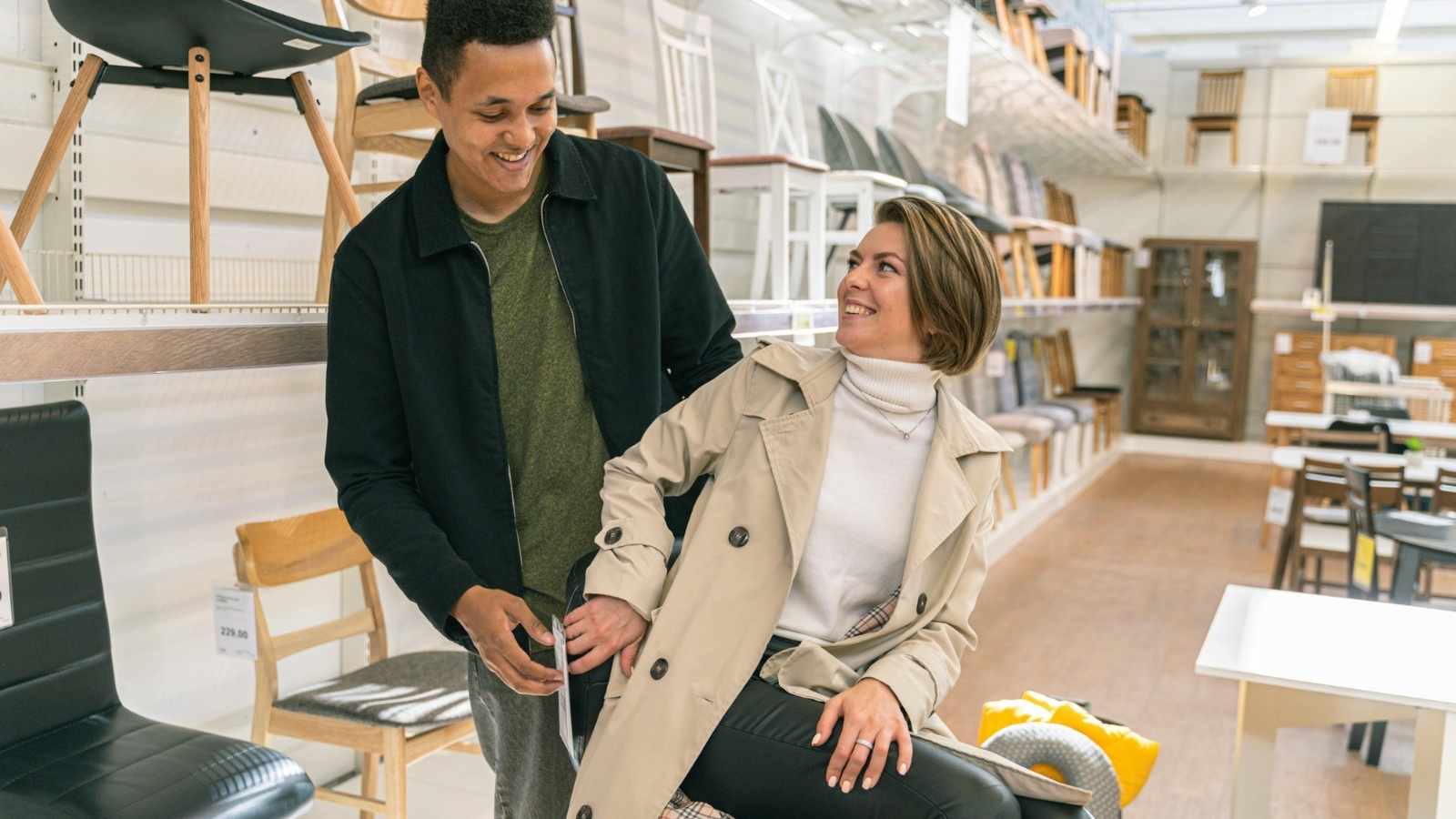 Man en vrouw bekijken samen meubels in een woonwinkel voor de inrichting van een woning.